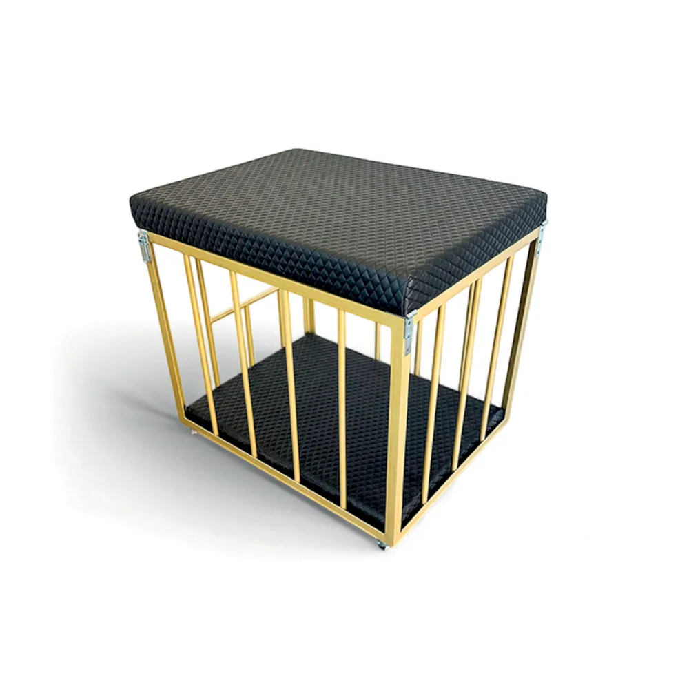 Mobilier BDSM : Cage de soumission, dorée et noire.