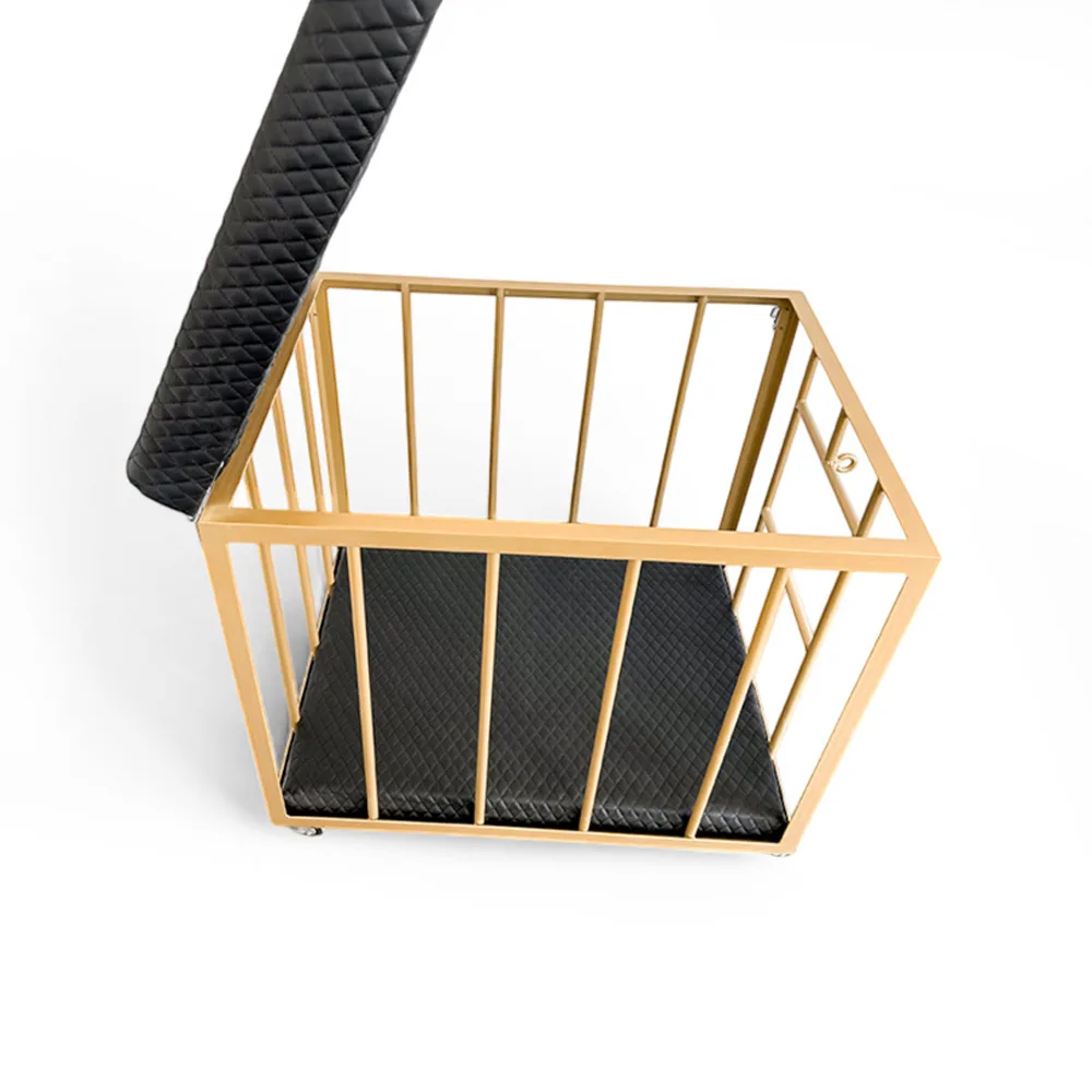 Mobilier BDSM : Cage de soumission, dorée et noire.
