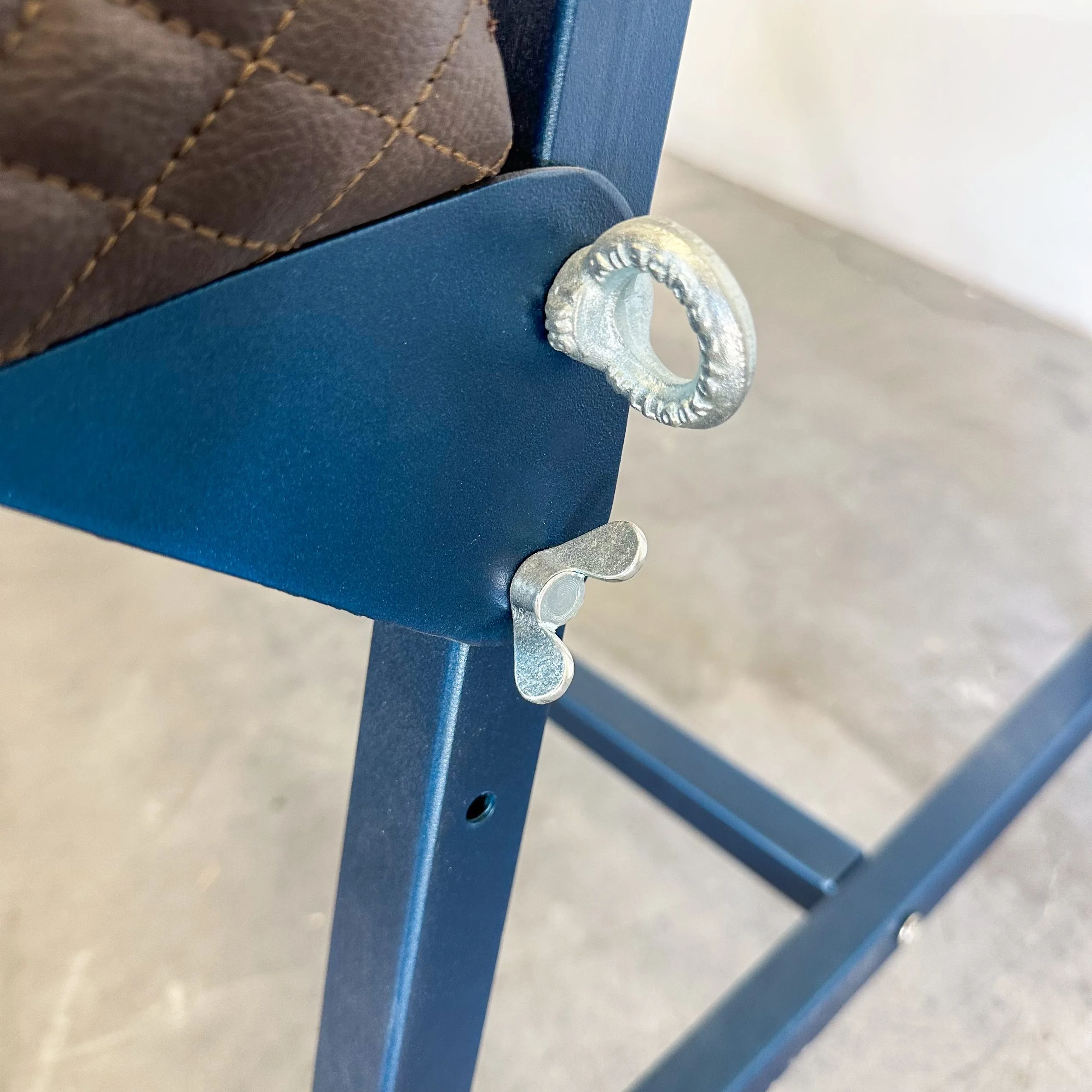 Banc à fessées bdsm en acier et simili cuir haut de gamme
